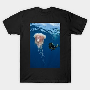 Samran site jellyfish and diver T-Shirt